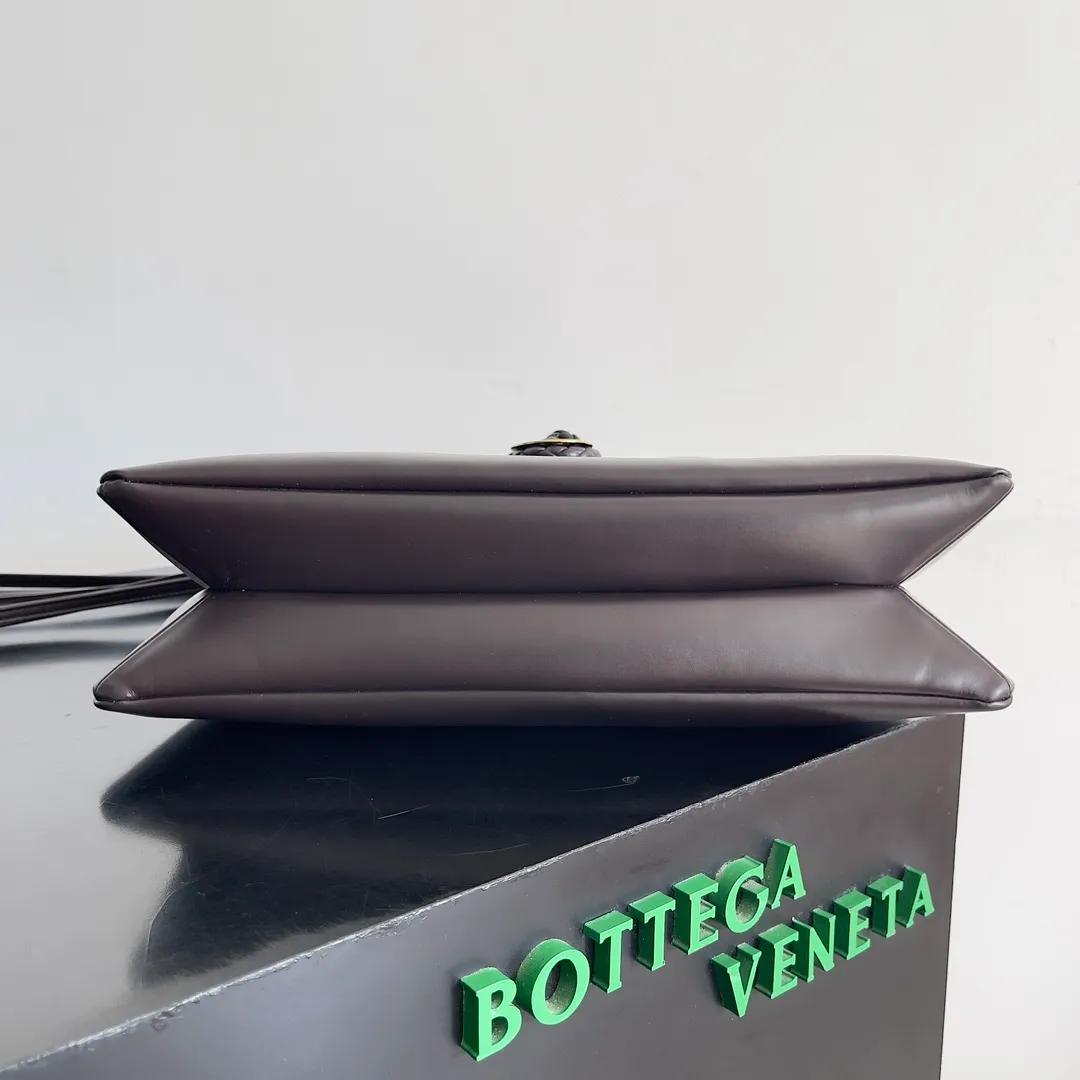 Batch 1680 Inspired by the 1970s, the Bottega Veneta women's logo shoulder bag has a smooth leather surface that brings a clean and handsome feel, just like the neatness and tenacity of a working woman. The front buckle is made of high-quality hardware pendant, the overall retro elegance, and the excellent leather feels soft. This Bottega Veneta series can be described as beautiful, weakening the complexity of the outfit, not competing for it, and only using the best quality to interpret itself. Style number: 806034 (large size) Size: 30*20*8cm